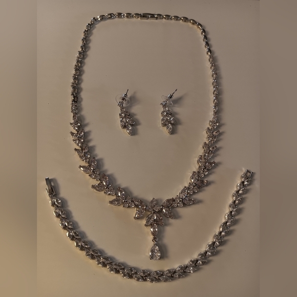 White silver necklace set Bracelet earrings 4 Pieces